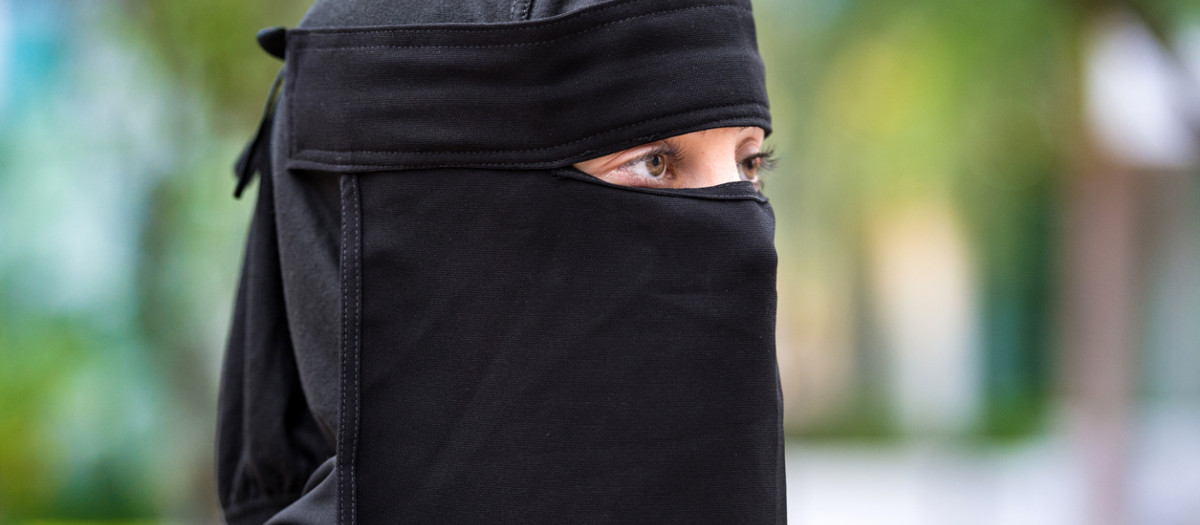 El niqab es un velo que cubre toda la cara y deja los ojos libres