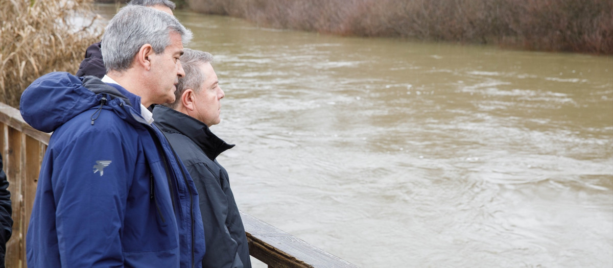 (Foto de ARCHIVO)
El jefe del Gobierno autonómico, Emiliano García-Page, en la crecida del río Alberche a su paso por Escalona

REMITIDA / HANDOUT por DAVID ESTEBAN GONZALEZ/JCCM
Fotografía remitida a medios de comunicación exclusivamente para ilustrar la noticia a la que hace referencia la imagen, y citando la procedencia de la imagen en la firma
07/2/2026