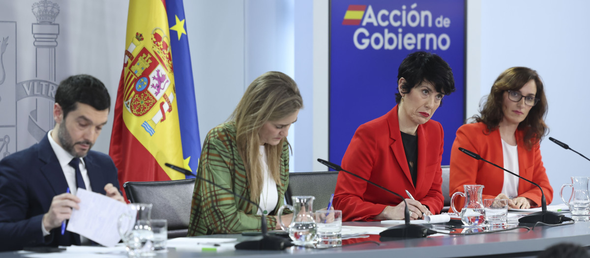 De derecha a izquierda: Mónica García, Elma Saiz, Sara Aagesen y Pablo Bustinduy