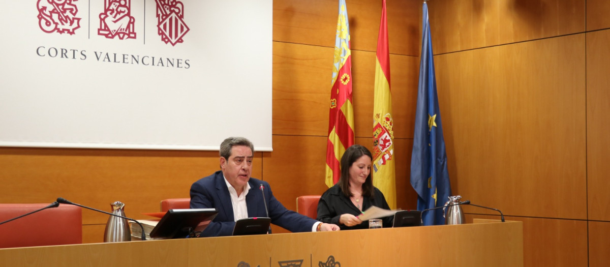 José María Llanos, portavoz de Vox, durante el anuncio del nuevo calendario parlamentario