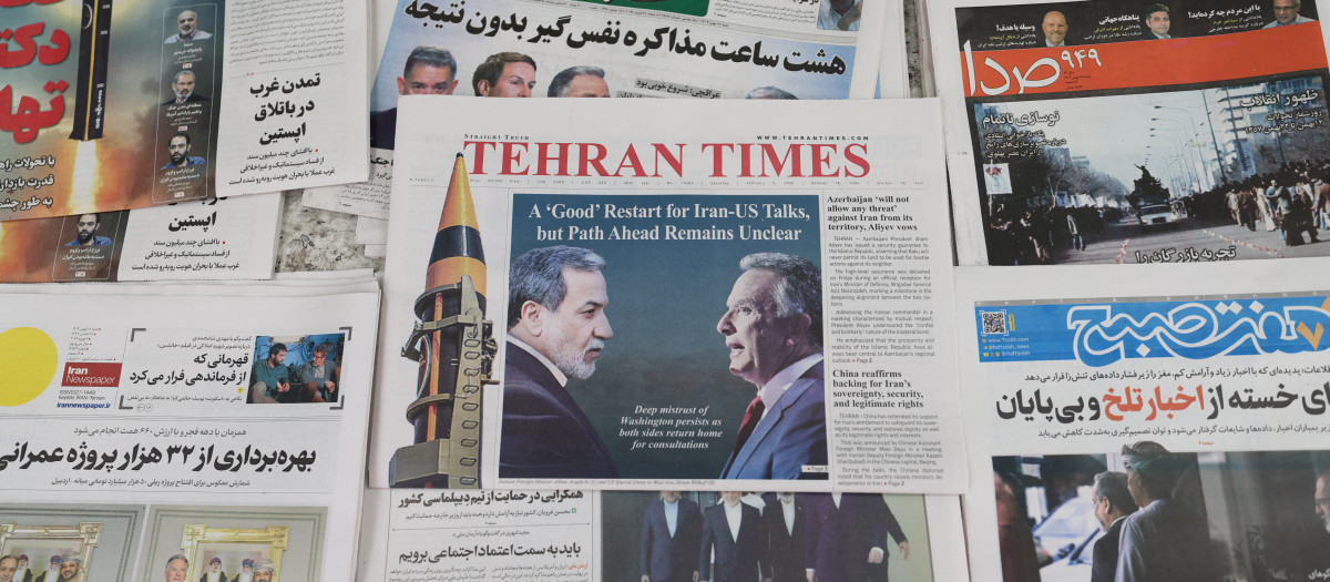 Una fotografía muestra ejemplares de diarios iraníes que informan sobre la primera ronda de conversaciones entre Irán y Estados Unidos en un quiosco de Teherán