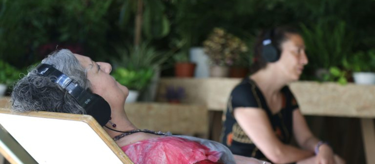 Una mujer descansa en el "siestódromo" del Círculo de Bellas Artes