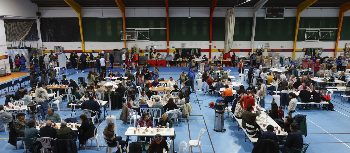 Desalojados de Grazalema y Benaoján en el centro deportivo 'El Fuerte' en Ronda, Málaga, este lunes. Un total de 6.462 personas siguen desplazadas de sus hogares en Andalucía, la mayoría de la provincia de Cádiz, por los efectos del tren de borrascas que ha atravesado la comunidad que provocó más de 11.000 desalojos. EFE/Jorge Zapata