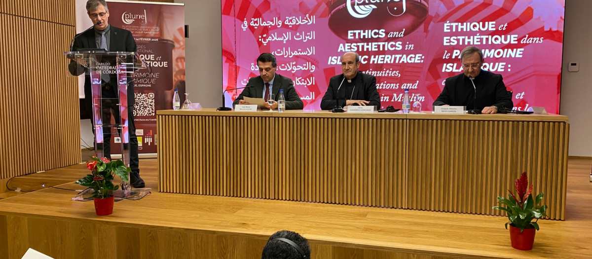 Mesa inaugural del congreso con José María Bellido, Jesús Fernández y Joaquín Alberto Nieva