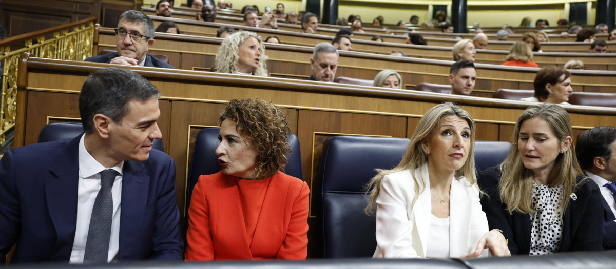Pedro Sánchez junto a la vicepresidentas, María Jesús Montero, Yolanda Díaz y Sara Aagesen