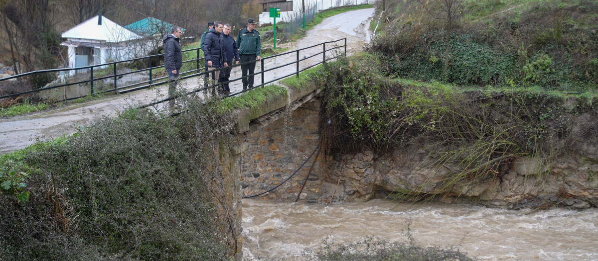 El delegado del Gobierno en Andalucía, Pedro Fernández, en el centro, junto con el alcalde de Quéntar, Francisco Martínez

REMITIDA / HANDOUT por DELEGACIÓN DEL GOBIERNO EN ANDALUCÍA
Fotografía remitida a medios de comunicación exclusivamente para ilustrar la noticia a la que hace referencia la imagen, y citando la procedencia de la imagen en la firma
10/2/2026