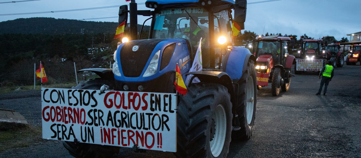 Varios tractores circulan camino a Madrid en el Alto del León, a 11 de febrero de 2026, en Guadarrama, Madrid (España)