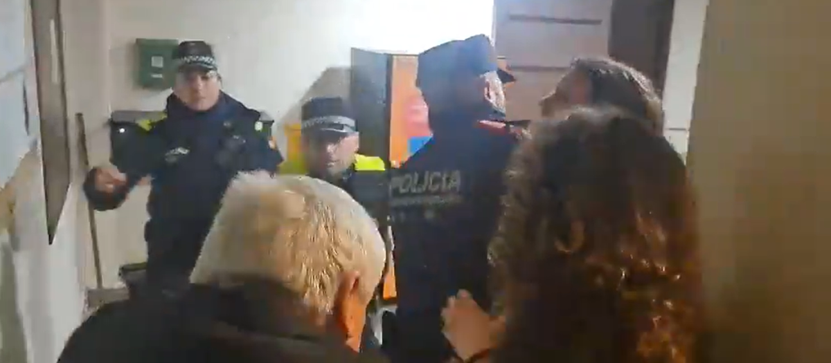 Un momento del forcejeo entre los agentes de la autoridad y los manifestantes, en Santpedor
