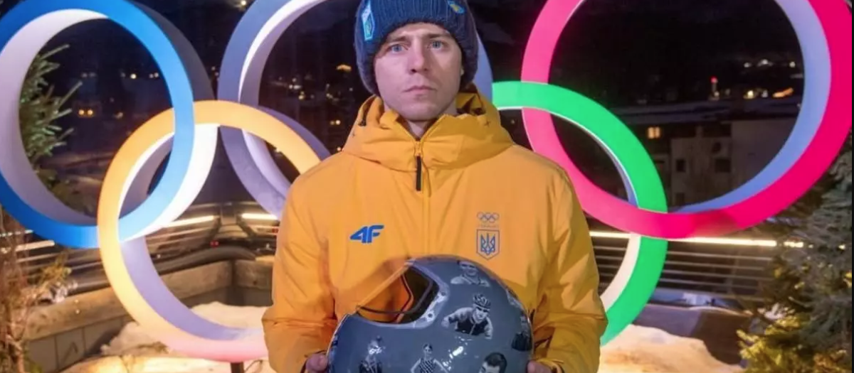 Vladislav Heraskevych, abanderado de Ucrania, con un casco homenaje a los caídos en la guerra
