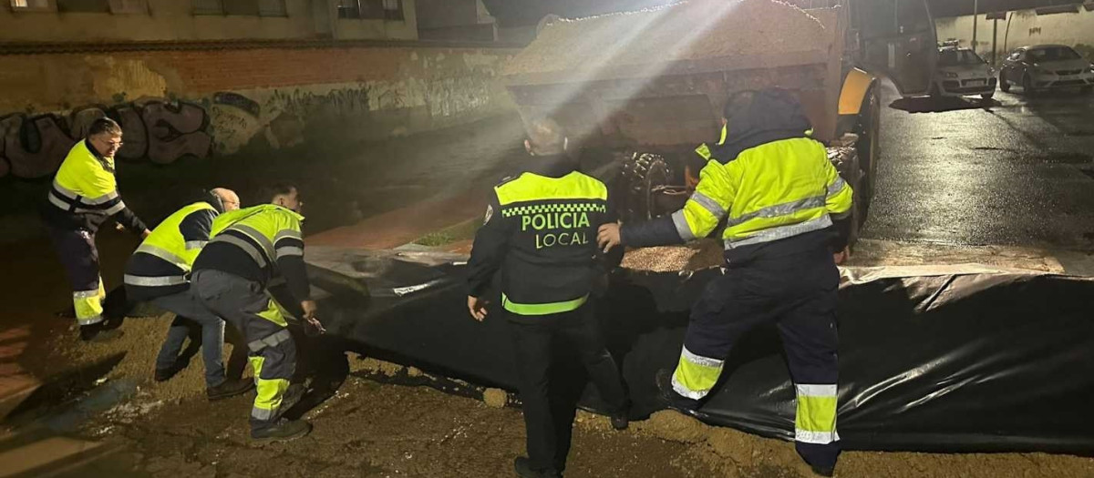 Operarios municipales trabajando en la construcción de diques durante la noche del martes al miércoles.

REMITIDA / HANDOUT por AYUNTAMIENTO
Fotografía remitida a medios de comunicación exclusivamente para ilustrar la noticia a la que hace referencia la imagen, y citando la procedencia de la imagen en la firma
11/2/2026