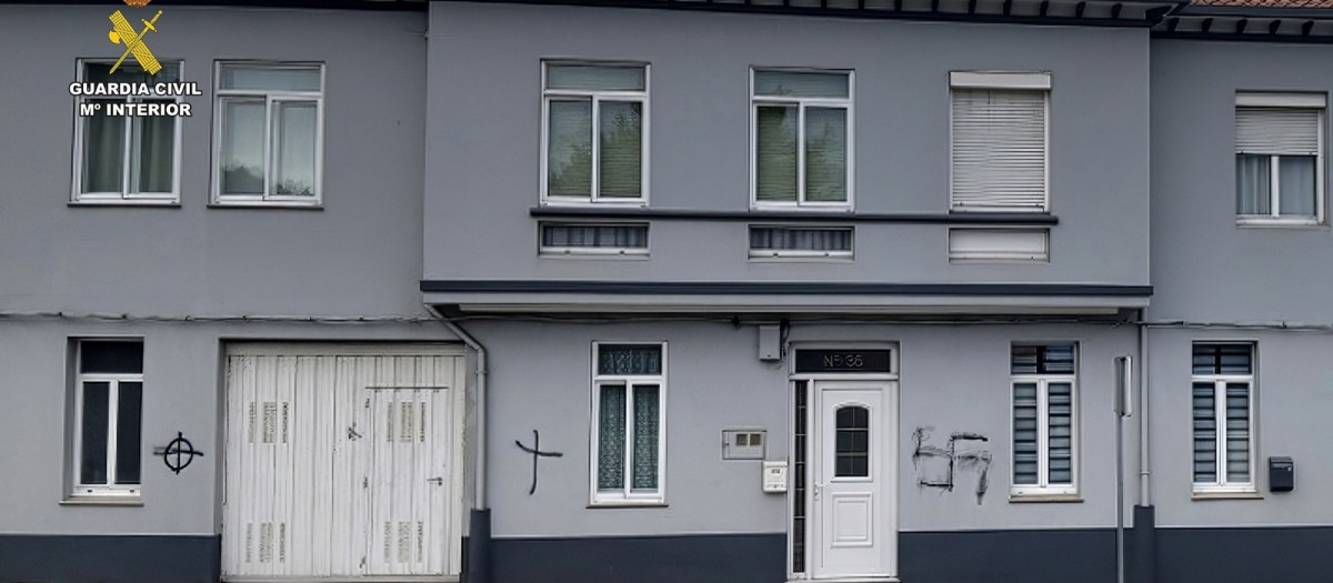 Pintadas en una vivienda de Cariño (La Coruña).

REMITIDA / HANDOUT por GUARDIA CIVIL
Fotografía remitida a medios de comunicación exclusivamente para ilustrar la noticia a la que hace referencia la imagen, y citando la procedencia de la imagen en la firma
11/2/2026