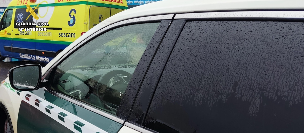 Uno de los vehículos de la Guardia Civil junto a una ambulancia del Sescam.

REMITIDA / HANDOUT por GUARDIA CIVIL
Fotografía remitida a medios de comunicación exclusivamente para ilustrar la noticia a la que hace referencia la imagen, y citando la procedencia de la imagen en la firma
11/2/2026