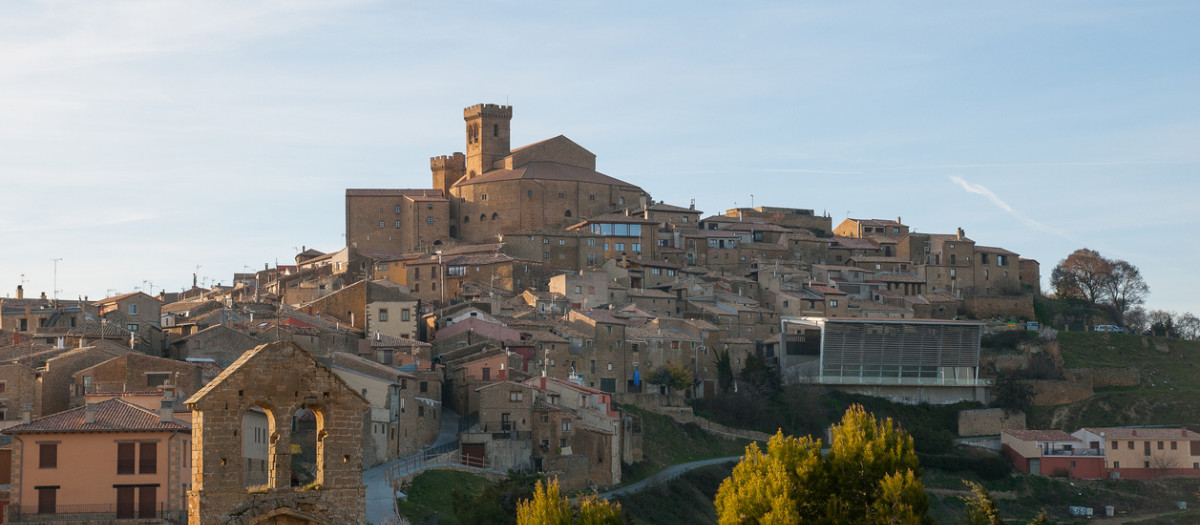 Vista de la villa medieval de Ujué