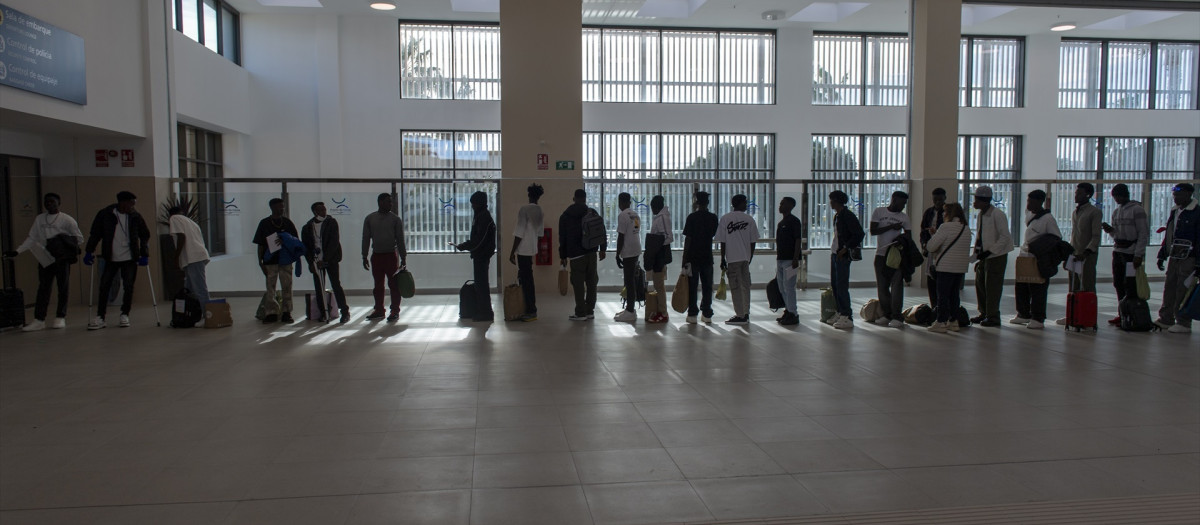 Salida extraordinaria de personas migrantes desde el CETI de Ceuta para descongestionar las instalaciones