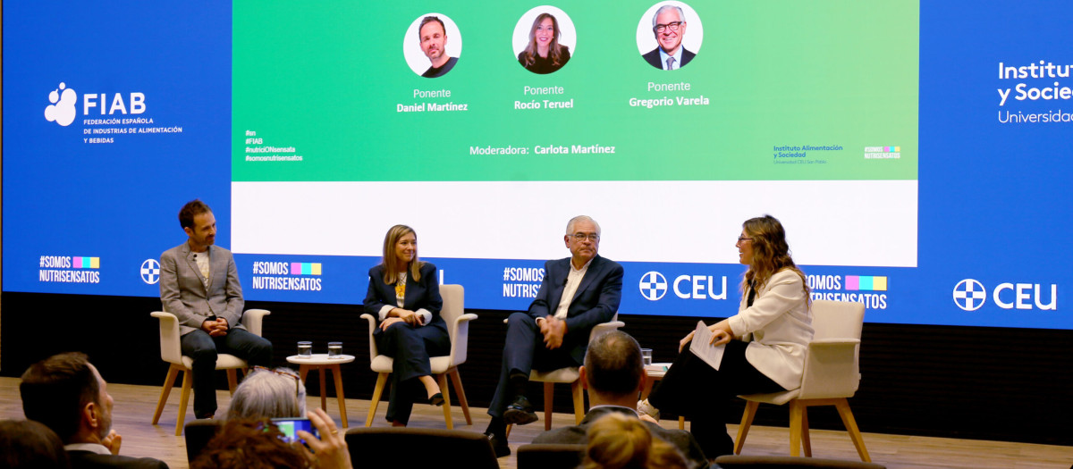 V Foro de NutriciON Sensata de FIAB en la Universidad San Pablo CEU. De izq. a drcha. Daniel Martínez, Rocío Teruel, Gregorio Varela y Carlota Martínez