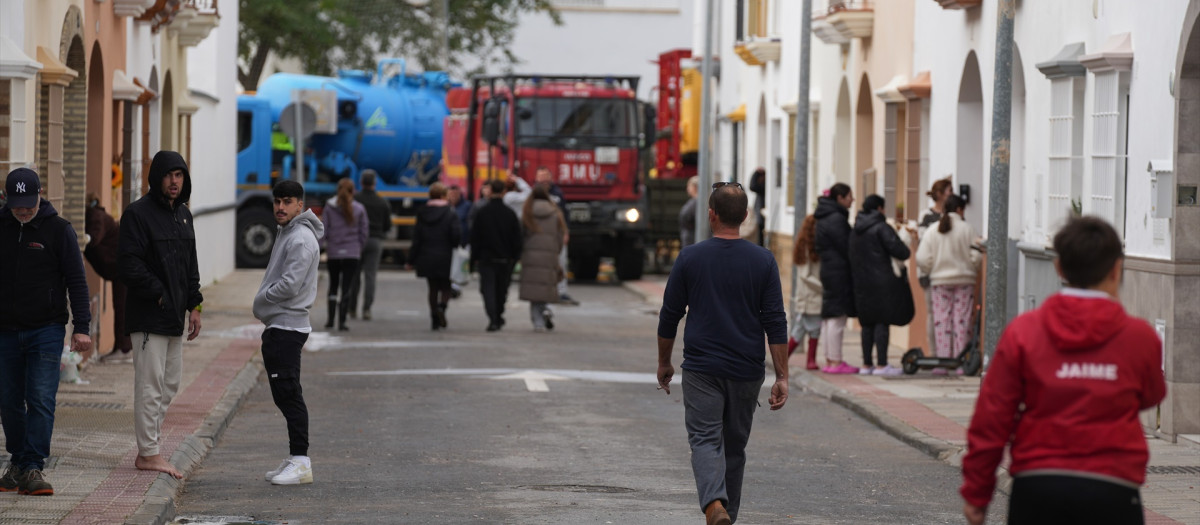 (Foto de ARCHIVO) La UME continúa labores en zonas anegadas de El Palmar de Troya (Sevilla). A 08 de febrero de 2026 en El Palmar de Troya, Sevilla, Andalucía (España). Efectivos de la Unidad Militar de Emergencias (UME) han rescatado este sábado con una lancha a una persona y dos perros en Llano del Arroz, en El Palmar de Troya (Sevilla), uno de los puntos más afectados por el temporal. En estos momentos se encuentran en dos zonas anegadas del municipio, en la más próxima a la caseta han taponado la salida de agua con sacos de arena; al tiempo que tres autobombas de la UME han estado achicando agua durante toda la noche. Menos afectada se encuentra la zona llamada Margarita, donde apenas hay agua.

María José López / Europa Press
08 FEBRERO 2026: AGUA;INUNDACIÓN;UME;EL PALMAR DE TROYA;SEVILLA;ANDALUCÍA;BORRASCA;LLUVIA;EMERGENCIA
08/2/2026