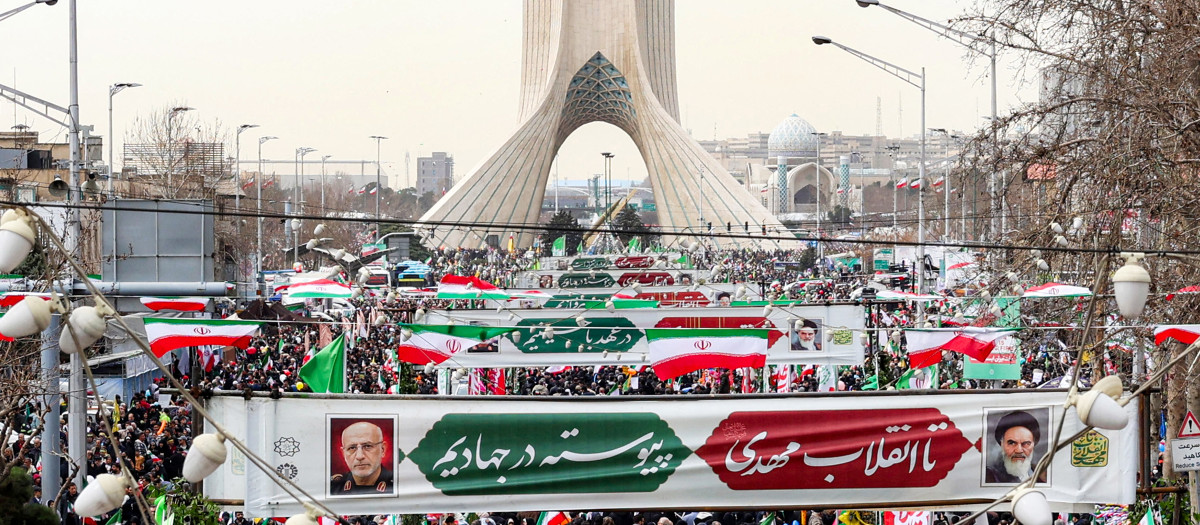 La gente marcha cerca de la Torre Azadi en Teherán el 11 de febrero de 2026, durante una manifestación que conmemora el 47.º aniversario de la Revolución Islámica de 1979