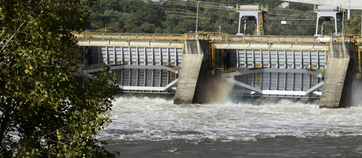 El embalse de Velle liberando agua del río Miño, a 4 de noviembre de 2023, en Ourense, Galicia (España). La borrasca Domingos ha dejado en la provincia de Ourense 32 incidencias, entre las que se encuentran la caída de árboles, desprendimientos o inundaciones. Los efectos de las abundantes precipitaciones traídas por el temporal han provocado una subida de nivel en el cauce de algunos ríos, que ya han empezado a desbordarse.

Rosa Veiga / Europa Press
04 NOVIEMBRE 2023;BORRASCA;TEMPORAL;INUNDACIONES;PRECIPITACIONES;LLUVIA
04/11/2023