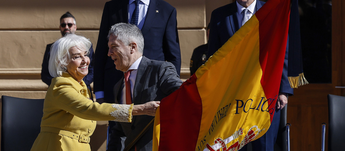 Imagen de Hortensia Herrero y el ministro Fernando Grande-Marlaska durante el acto de entrega de la Bandera de España a la Jufatura Superior de la Policía Nacional de Valencia.