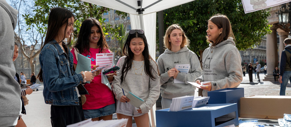 Stand de la iniciativa del CEU y Ayuntamiento de Valencia por los niños soldados