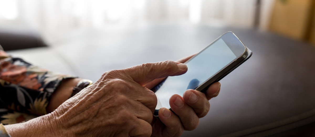 Mujer con móvil, imagen de recurso