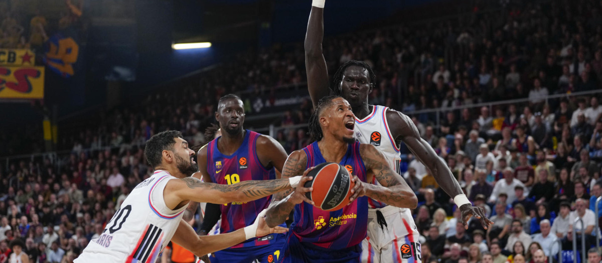 Will Clyburn (2d) lanza a canasta ante Mouhamed Faye