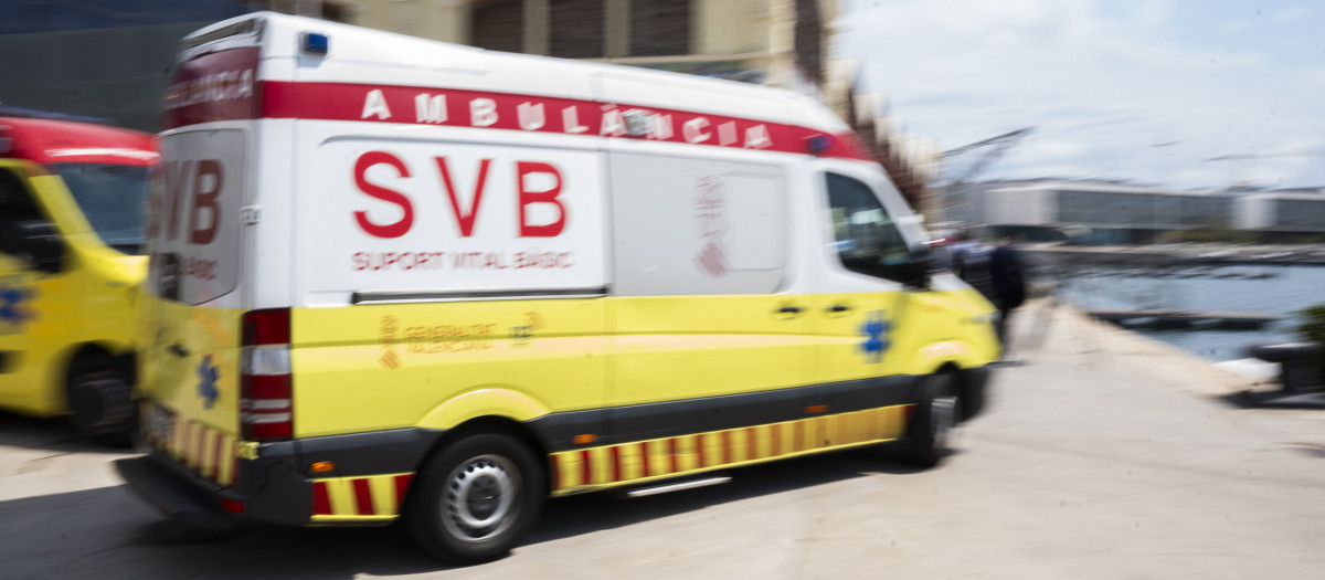 Imagen de archivo de unas ambulancias tomada en Valencia