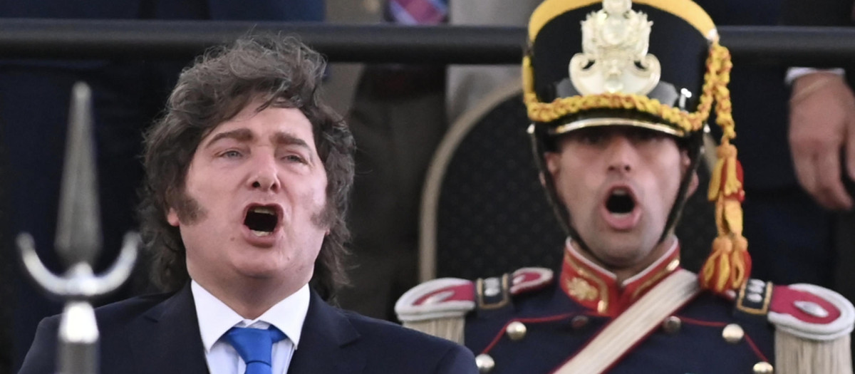 El presidente de Argentina, Javier Milei (c)