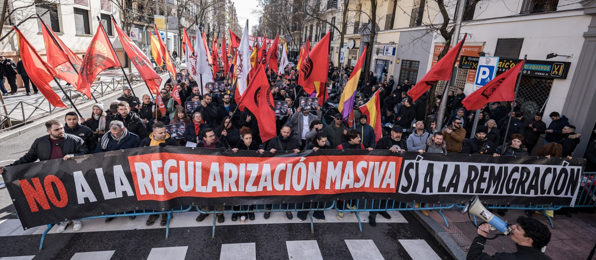 Concentración en protesta por la regularización de inmigrantes aprobada por el Gobierno central