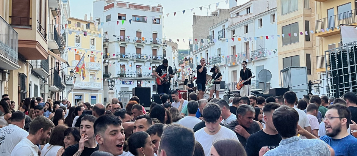 Un 'tardeo' organizado por los feligreses el pasado agosto para recaudar fondos