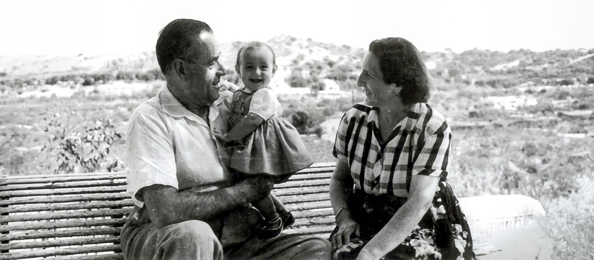 El matrimonio Casenoves con uno de sus nueve hijos