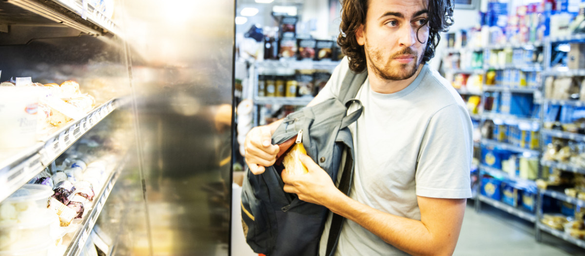 El hurto se castiga con 1 a 3 años de cárcel si hay reincidencia (tres condenas anteriores)