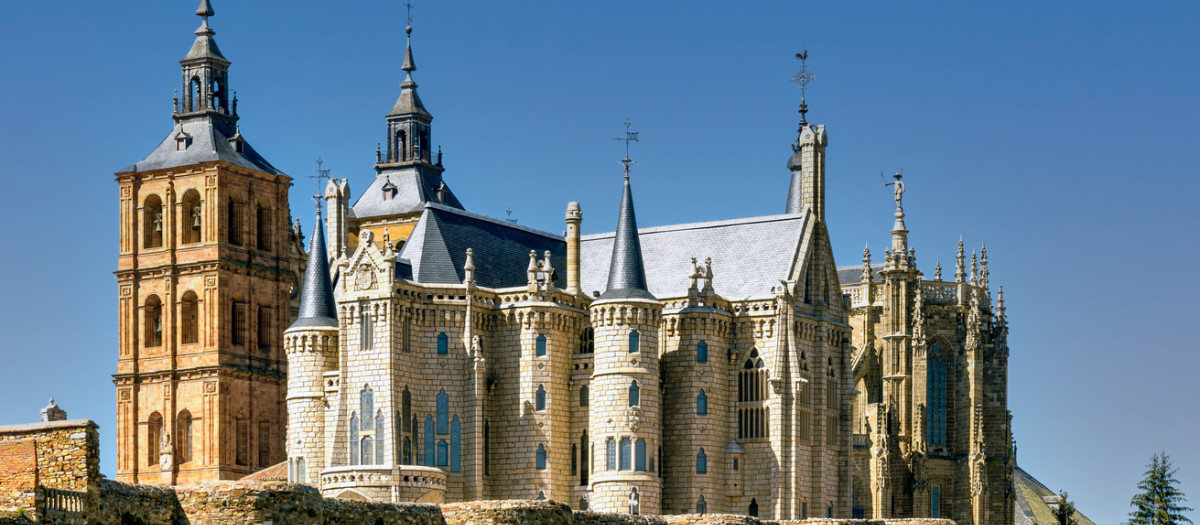 La histórica ciudad del Camino de Santiago que esconde un maravilloso palacio de cuento medieval