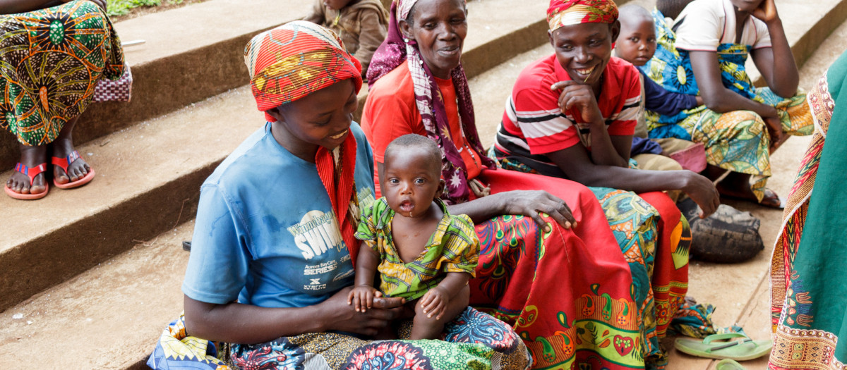 Mujeres y niños en Burundi, el país africano en el que opera KOMERA