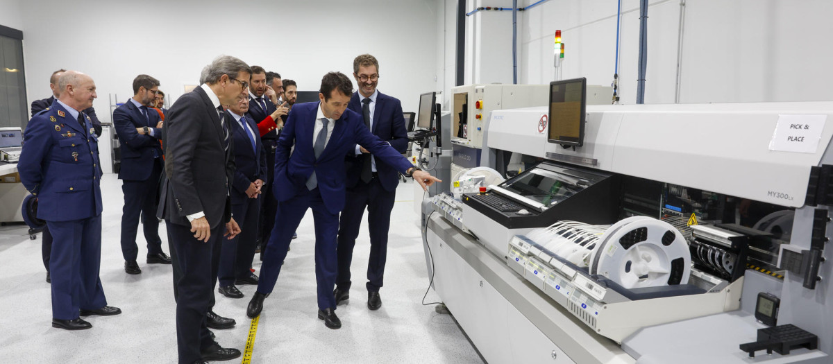 El CEO de Indra José Vicente de los Mozos (2d), el consejero andaluz de Industria, Energía y Minas, Jorge Paradela (3i) y el presidente ejecutivo de la compañía Ángel Escribano (d)