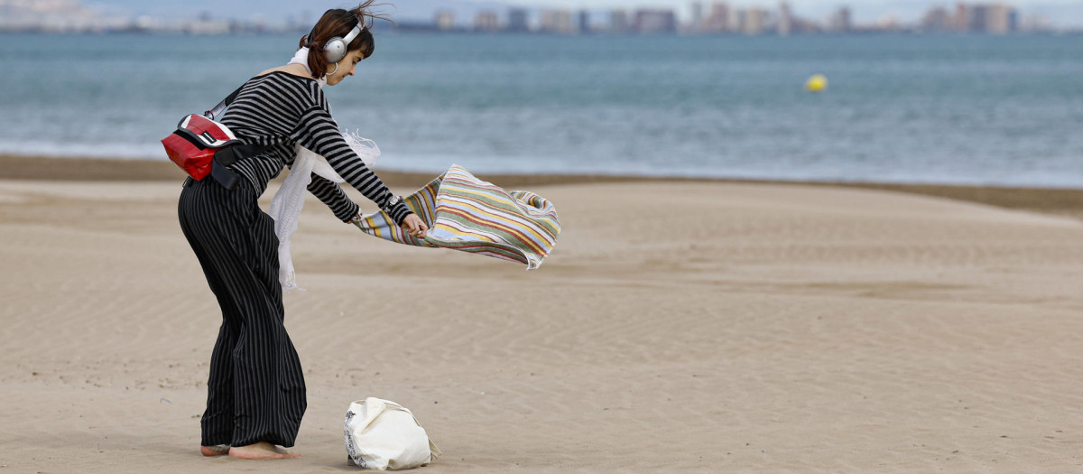 Imagen tomada este miércoles de fuertes rachas de viento en la playa de Las Arenas de Valencia
