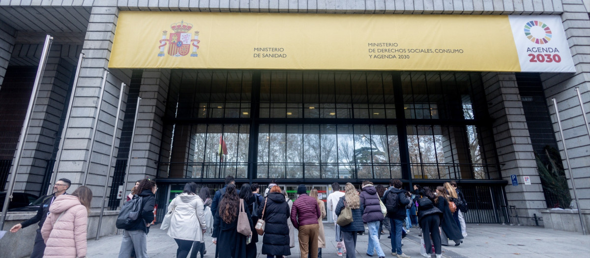 Varias personas entran a las pruebas de Formación Sanitaria, en el Ministerio de Sanidad, a 25 de enero de 2025, en Madrid (España)