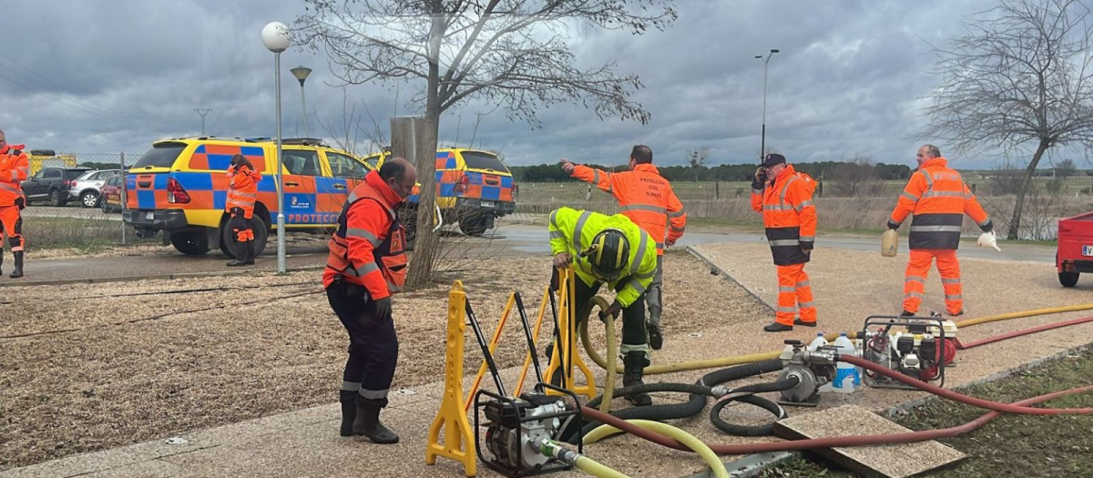 Evacuación de los internos de una residencia de ancianos en Aldeamayor de San Martín (Valladolid) por inundación en las instalaciones