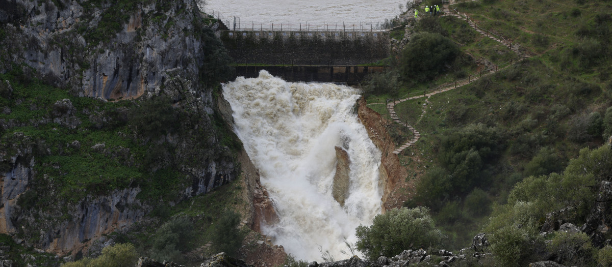 La histórica presa del Hundidero rebosa por primera vez en 100 años y permite el regreso de los desalojados