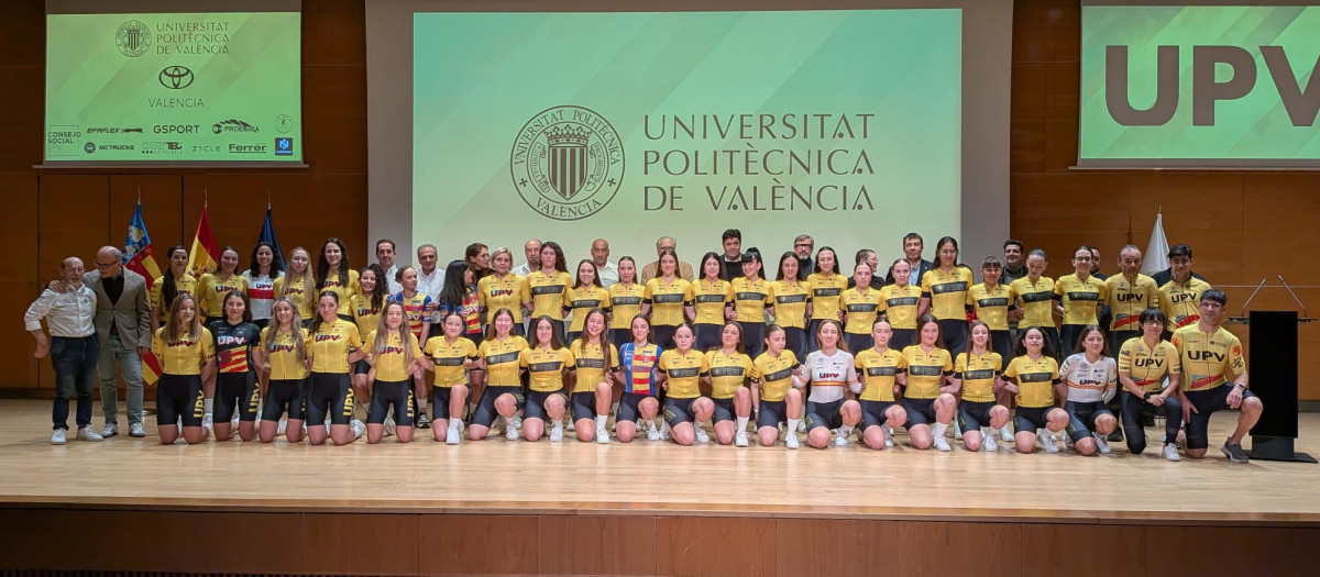 Imagen de la presentación de los equipos ciclista femenino y paraciclista de la UPV