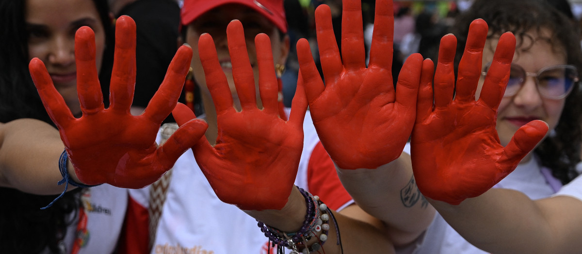 Personas participan en una manifestación para conmemorar el Día Internacional contra el Uso de Niños Soldados, también conocido como el Día de la Mano Roja, en la Plaza Bolívar de Bogotá