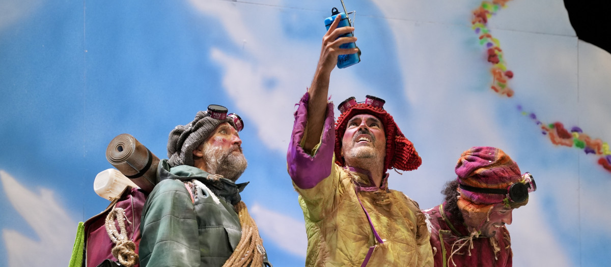 El cuarteto 'Que no vengan' durante su actuación este miércoles en el último día de la fase de semifinales del Concurso de Agrupaciones Carnavalescas de Cádiz