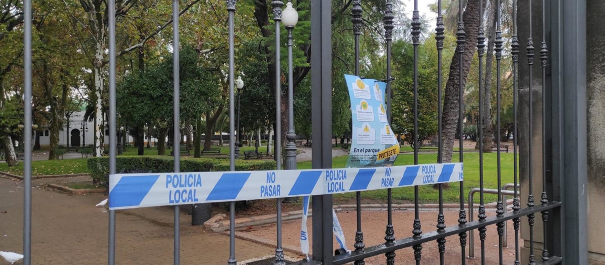 Parque de Colón precintado por la Policía Local