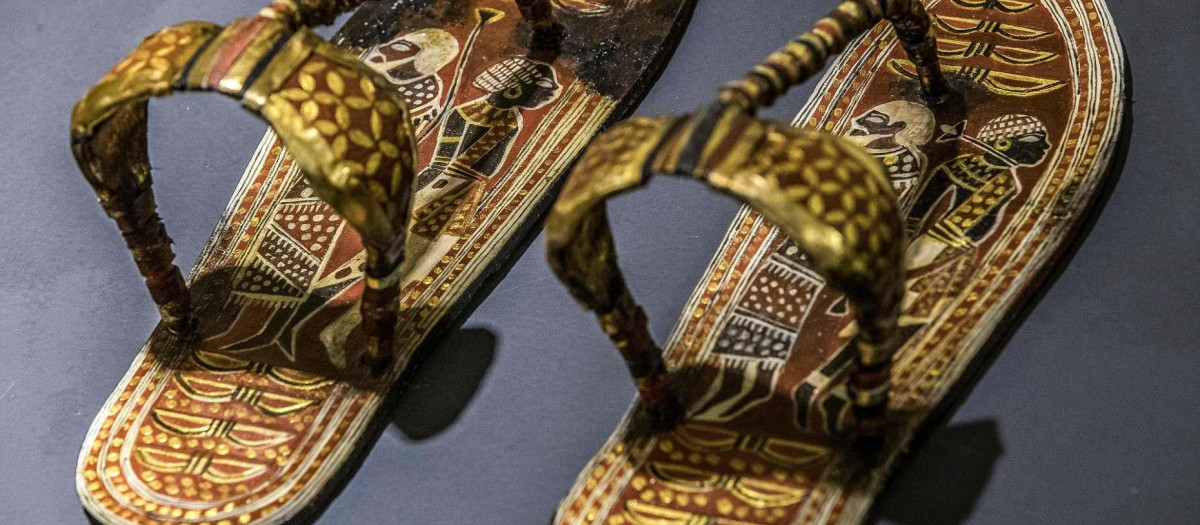 Uno de los pares de sandalias encontrados en la tumba de Tutankamón