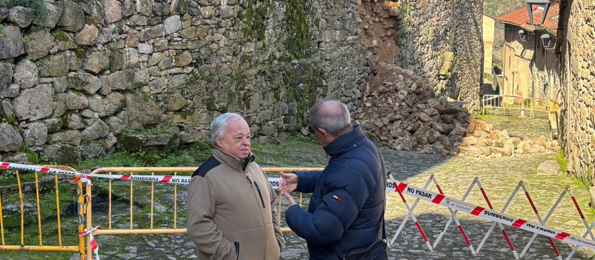 E consejero de Cultura, Gonzalo Santonja, y el alcalde del municipio, Manuel González en Miranda del Castañar, Salamanca