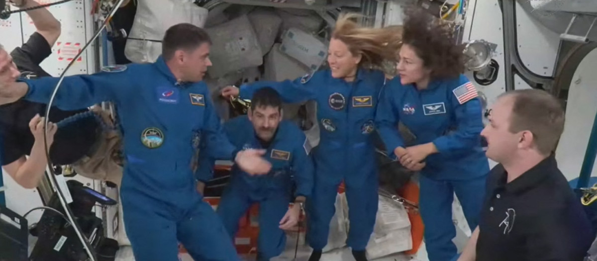 Tripulación de la Crew-12 reuniéndose antes de responder preguntas durante una transmisión en vivo a bordo de la Estación Espacial Internacional (EEI)