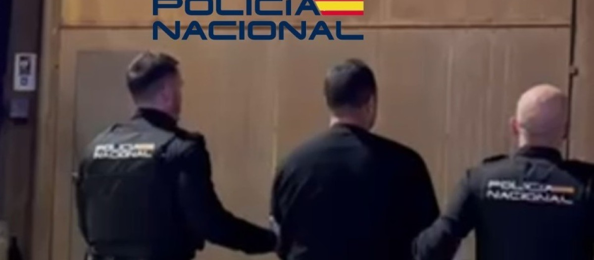 El fugitivo siendo detenido por la Policía Nacional

REMITIDA / HANDOUT por POLICÍA NACIONAL
Fotografía remitida a medios de comunicación exclusivamente para ilustrar la noticia a la que hace referencia la imagen, y citando la procedencia de la imagen en la firma
16/2/2026