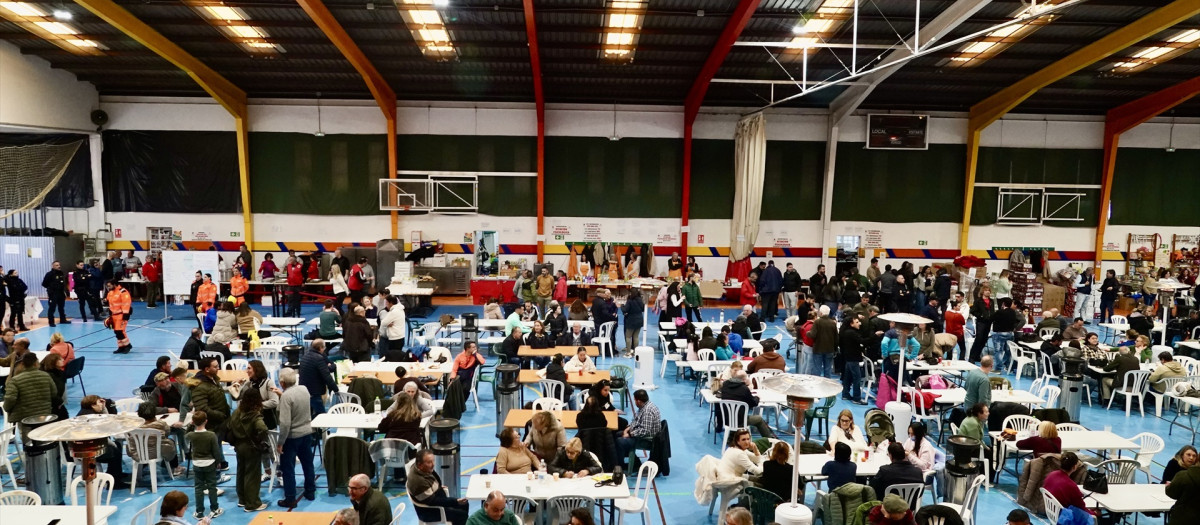 Imágenes de los vecinos desalojados de Grazalema en el polideportivo El Fuerte de Ronda