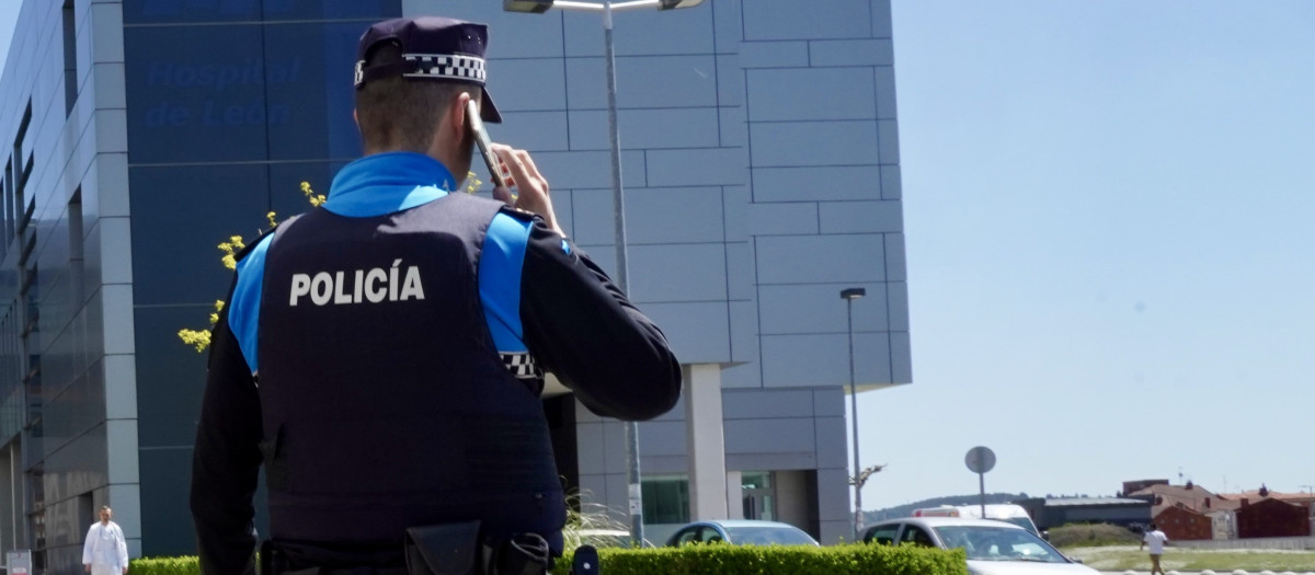 Un agente de la Policía Local de León, en una imagen de archivo