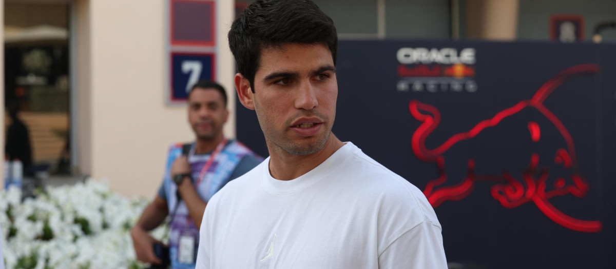Carlos Alcaraz, en Baréin para ver los test de pretemporada de F1